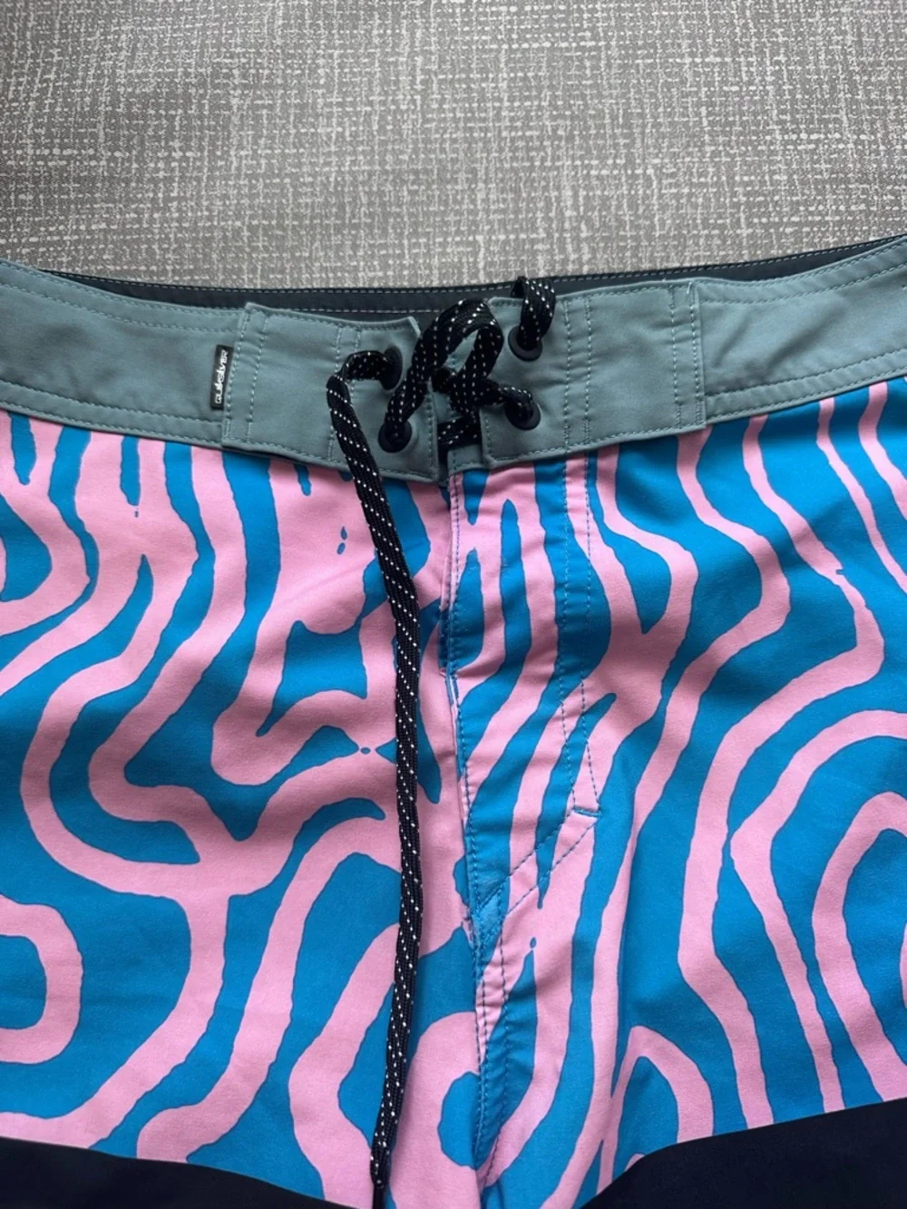 Quiksilver Men’s Size 32 SurfSilk Board Shorts Pink‎ Blue Zebra Swim Trunks